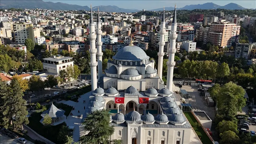 Velká mešita v Tiraně, známá jako Xhamia e Namazgjase, se čtyřmi minarety a klasickou osmanskou architekturou, obklopená městskou zástavbou a přírodou v centru Tirany, Albánie.