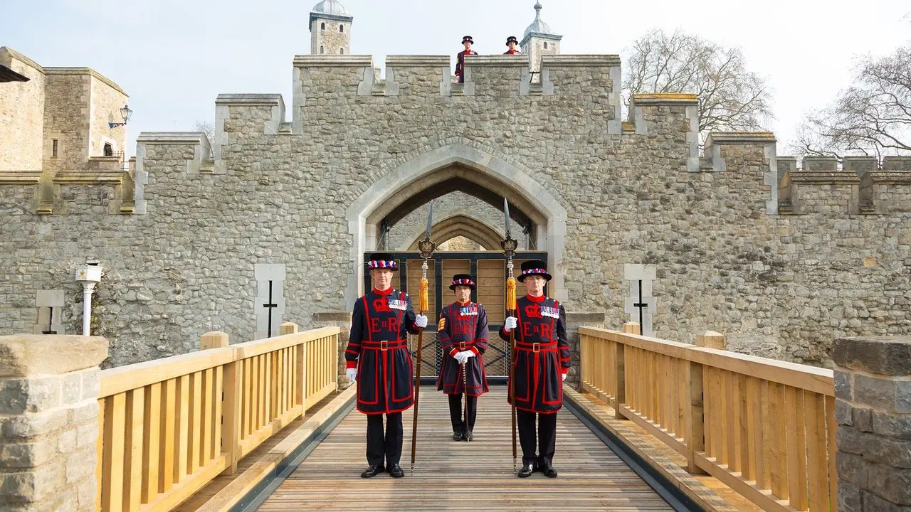 Beefeateři (Yeoman Warders) ve slavnostních uniformách u vstupu do Londýnského Toweru.