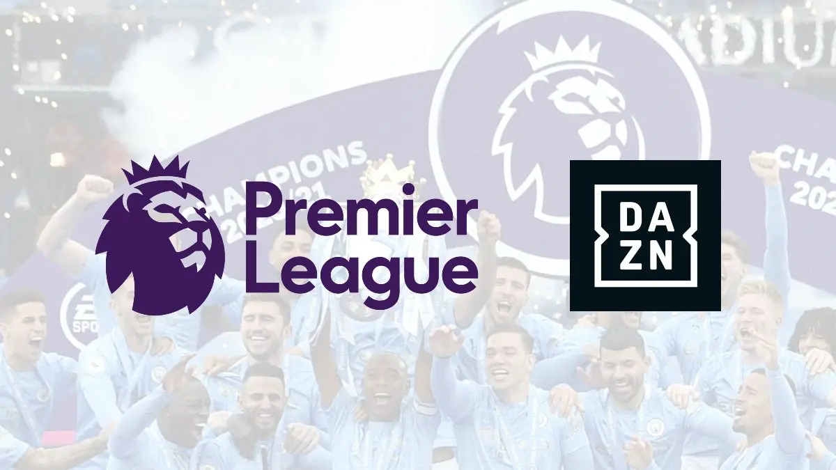 Logo Premier League a DAZN před oslavujícími hráči Manchester City, vítězi ligového titulu, symbolizující partnerství mezi Premier League a streamovací platformou DAZN.