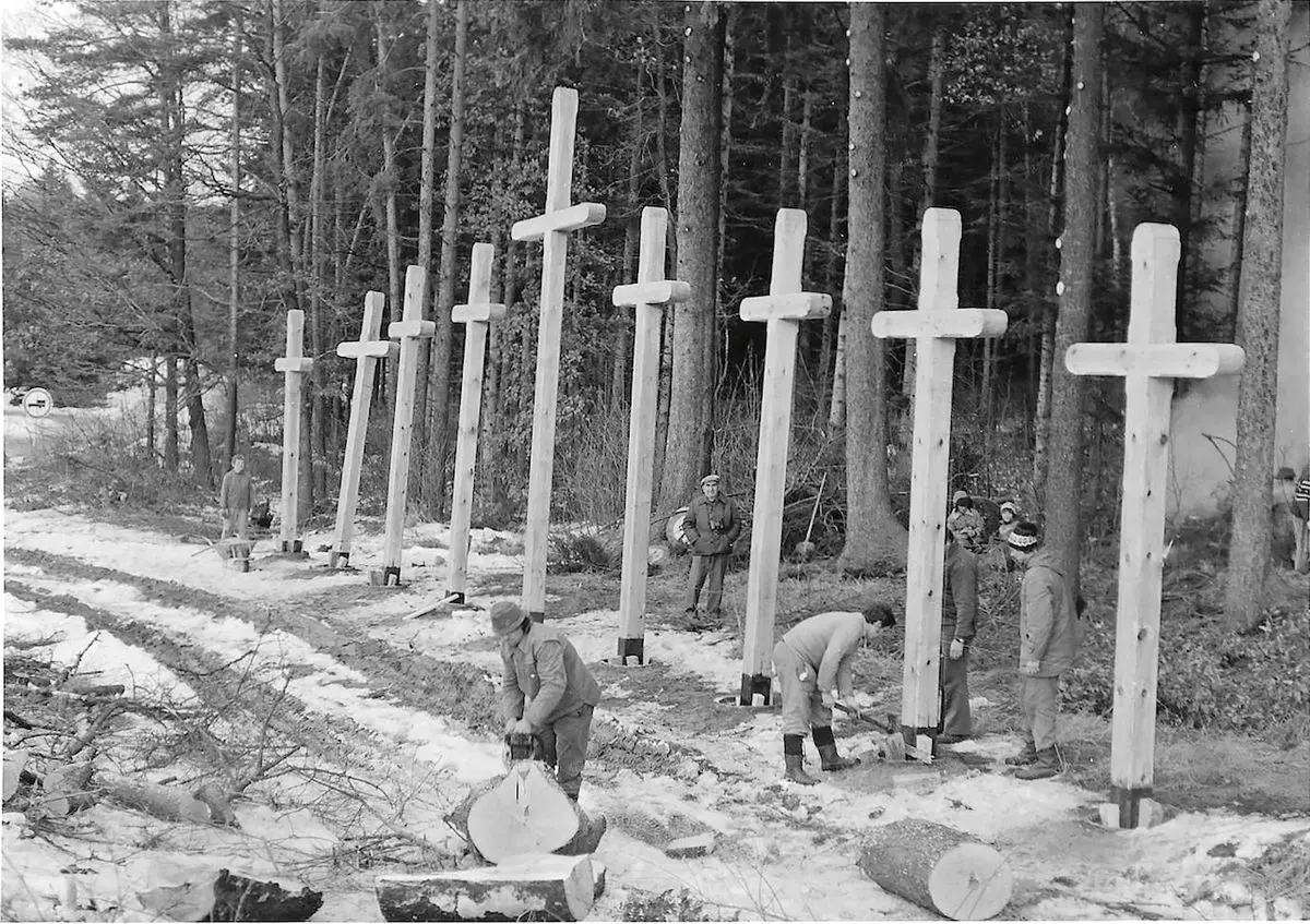 Pracovníci při stavbě Devíti křížů v zimní krajině, symbolizujících tragický příběh krvavé svatby.