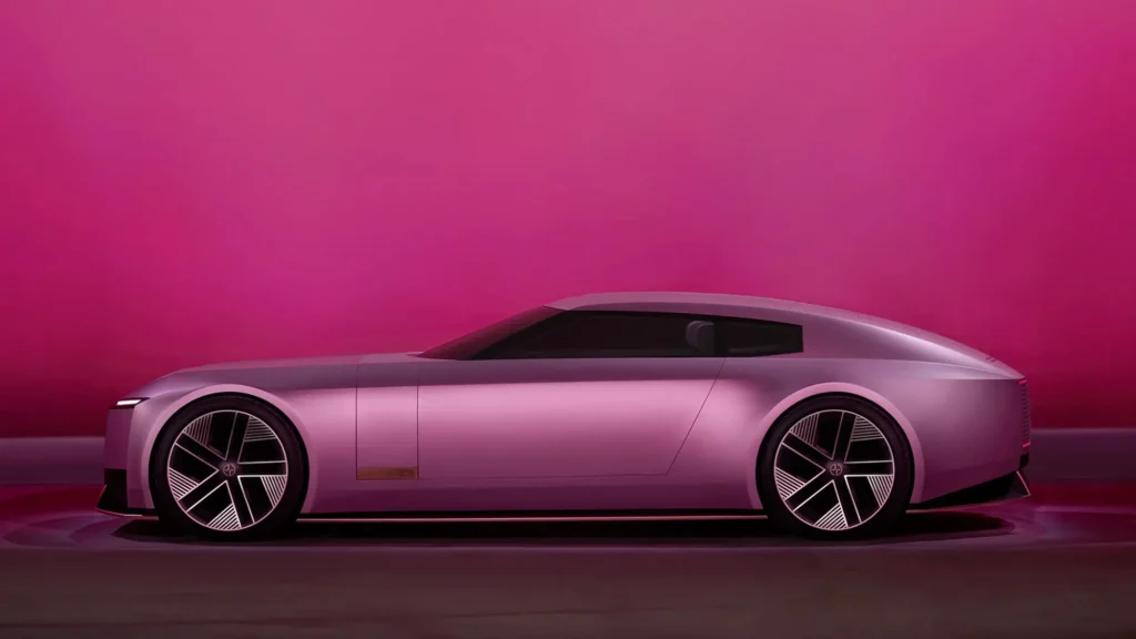 Boční pohled na Jaguar Type 00 v růžové barvě Miami Pink, zvýrazněný čistými a minimalistickými liniemi designu.