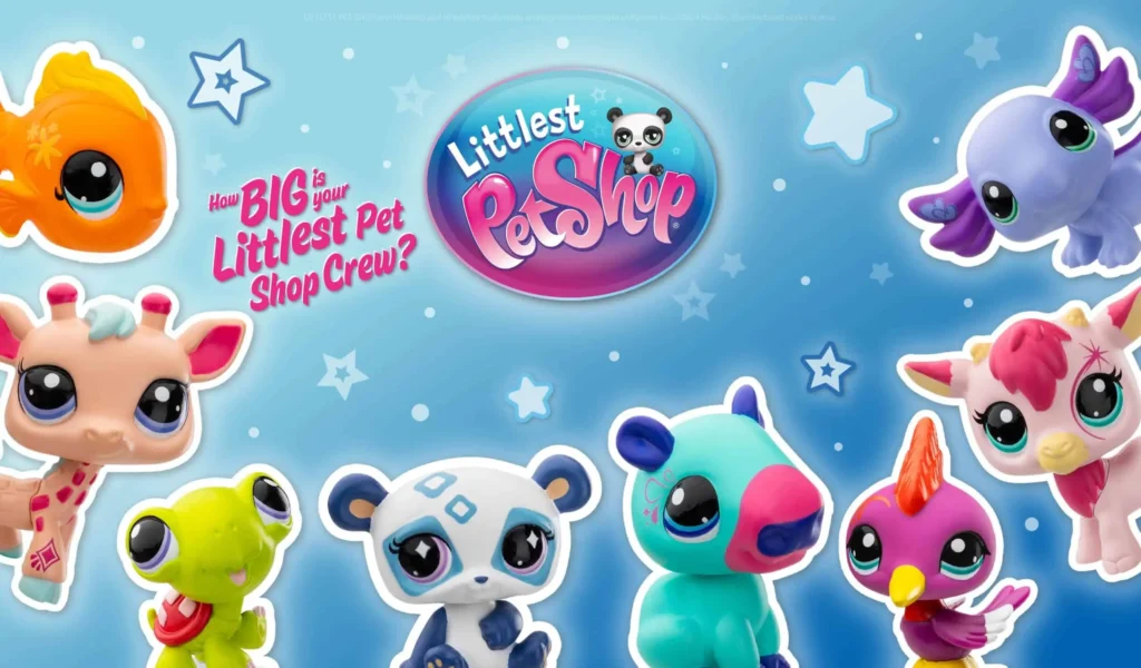 Barevný reklamní obrázek Littlest Pet Shop s roztomilými zvířátky, jako je žirafa, želva, pandí medvídek, papoušek a další. Obrázek obsahuje logo Littlest Pet Shop a slogan „How big is your Littlest Pet Shop crew?“ na modrém pozadí s hvězdami.