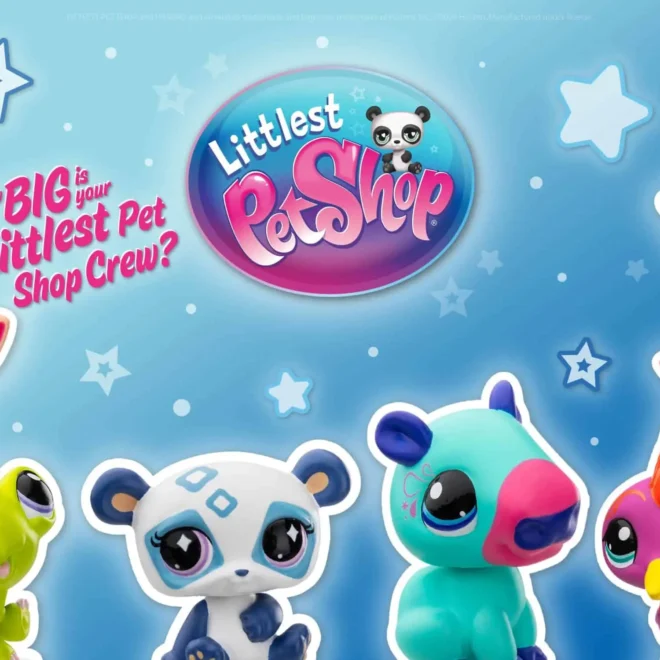 Barevný reklamní obrázek Littlest Pet Shop s roztomilými zvířátky, jako je žirafa, želva, pandí medvídek, papoušek a další. Obrázek obsahuje logo Littlest Pet Shop a slogan „How big is your Littlest Pet Shop crew?“ na modrém pozadí s hvězdami.