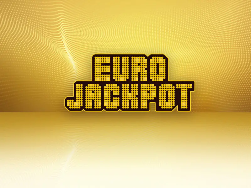 Logo loterie EuroJackpot zobrazené na zlatém pozadí s jemným texturovaným efektem, symbolizující luxus, výhru a šanci na vysoký jackpot.