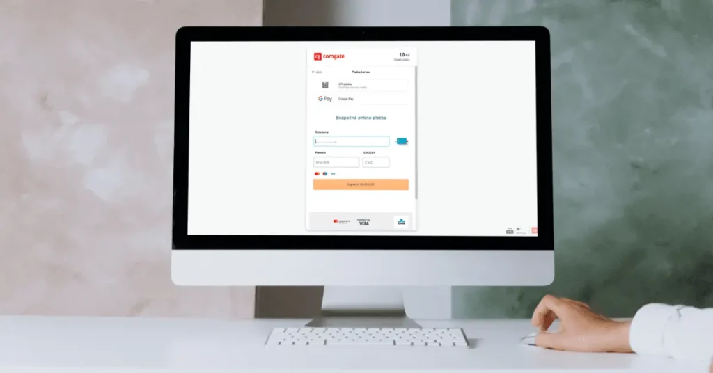 Online platební brána na monitoru počítače, umožňující bezpečnou transakci pomocí karty nebo služby Google Pay.