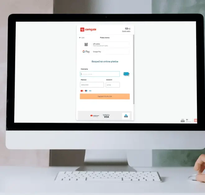 Online platební brána na monitoru počítače, umožňující bezpečnou transakci pomocí karty nebo služby Google Pay.