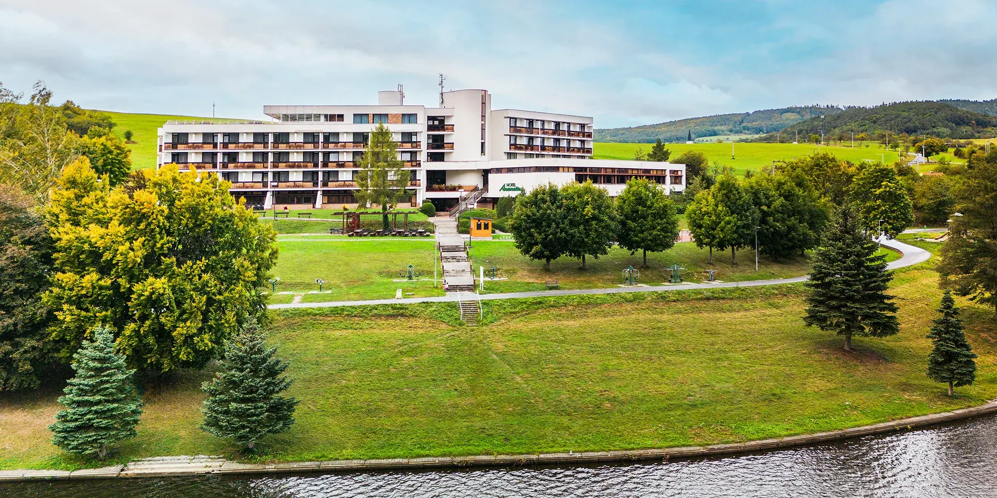  Hotel v malebném prostředí Luhačovické přehrady, obklopený zelení a vybavený wellness centrem, ideální pro aktivní i odpočinkový pobyt.