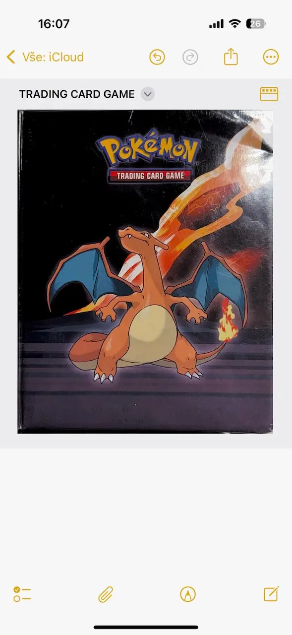 Obálka sběratelských karet Pokémon s motivem Charizarda, ikonické postavy vystupující z tmavého pozadí s plamenem.