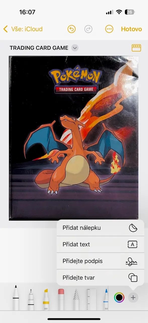 Stejný obrázek sběratelských karet Pokémon jako předtím, tentokrát s viditelnou nabídkou možností úprav, včetně přidání nálepky, textu, podpisu a tvaru.