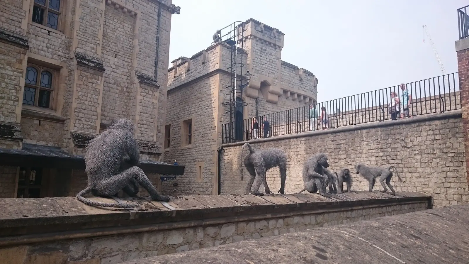 Sochy opic a dalších zvířat připomínající slavnou královskou zoo v Londýnském Toweru.