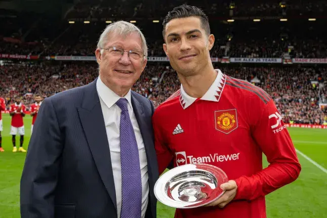 Alex Ferguson a Cristiano Ronaldo na stadionu Manchester United, slavící společný úspěch.