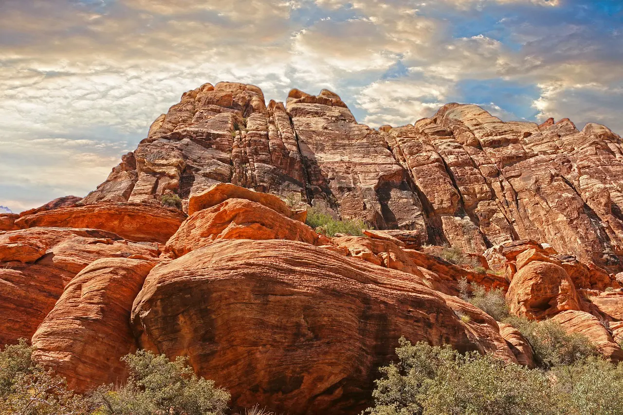 Červené skalní útvary v oblasti Red Rock Canyon, nedaleko Las Vegas, za nádherného slunečného dne. Oblíbené místo pro turistiku a lezení.