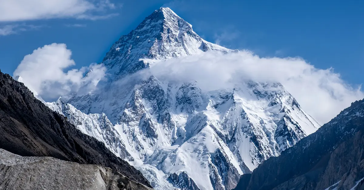 K2, přezdívaná „Divoká hora“, je ikonou pohoří Karakoram. Její nezdolné svahy a dramatická krása přitahují nejlepší horolezce světa.