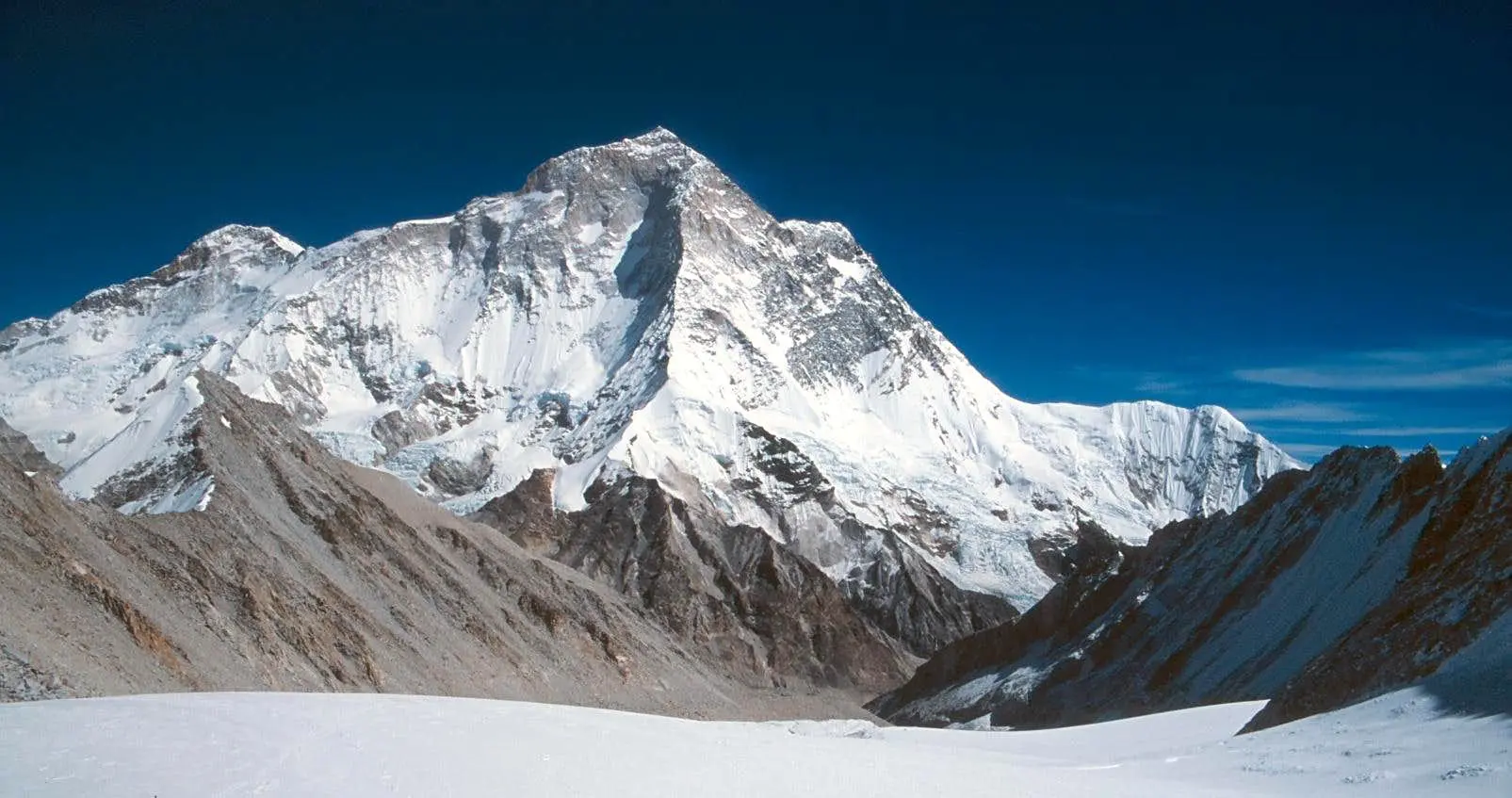 Makalu, známý jako „Černý gigant“, zaujme svým pyramidovým tvarem a technickou náročností. Tato osmitisícovka je výzvou pro horolezce z celého světa.