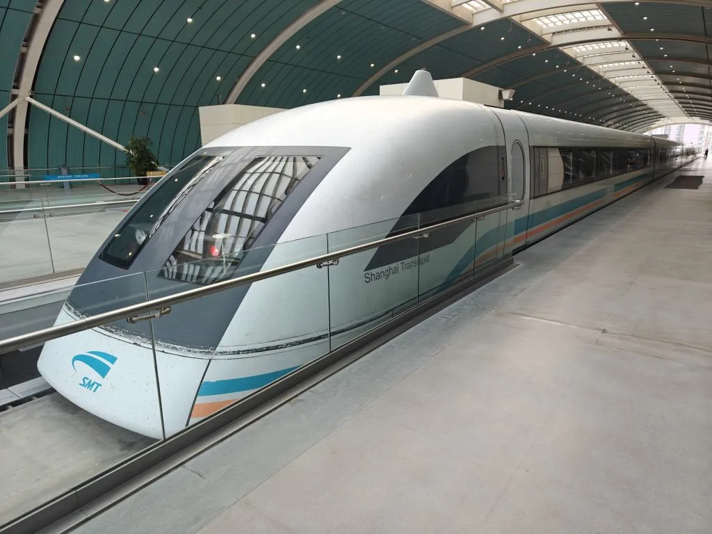 Shanghai Maglev - nejrychlejší komerčně provozovaný vlak na světě v nástupní stanici.