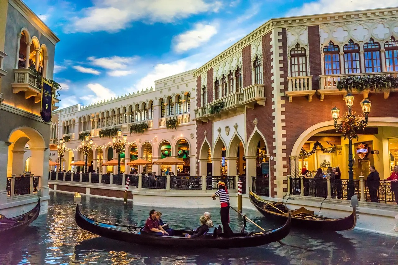 Luxusní resort Venetian v Las Vegas s gondolami a benátskými kanály, připomínající atmosféru italských Benátek.