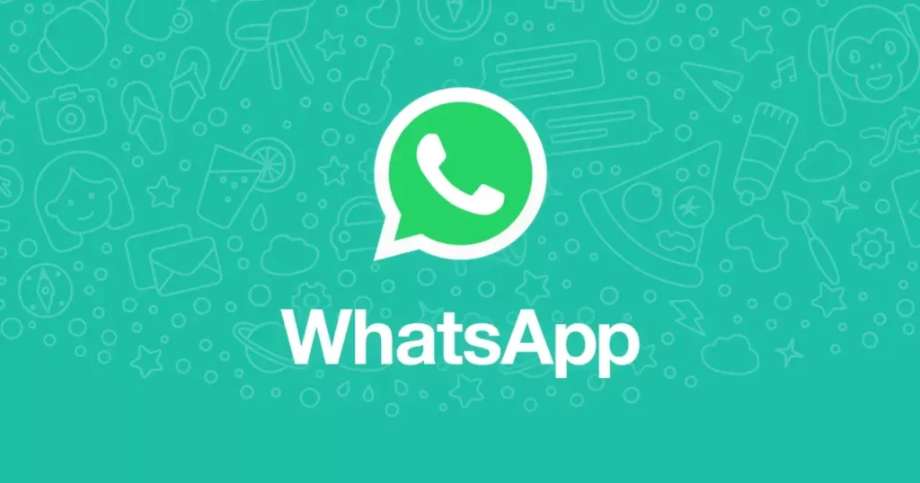 Logo aplikace WhatsApp na zeleném pozadí s ikonickými symboly, jako jsou zprávy, kamera, pizza, hvězdičky a další kreslené prvky. Uprostřed je bílé logo WhatsApp s textem „WhatsApp“