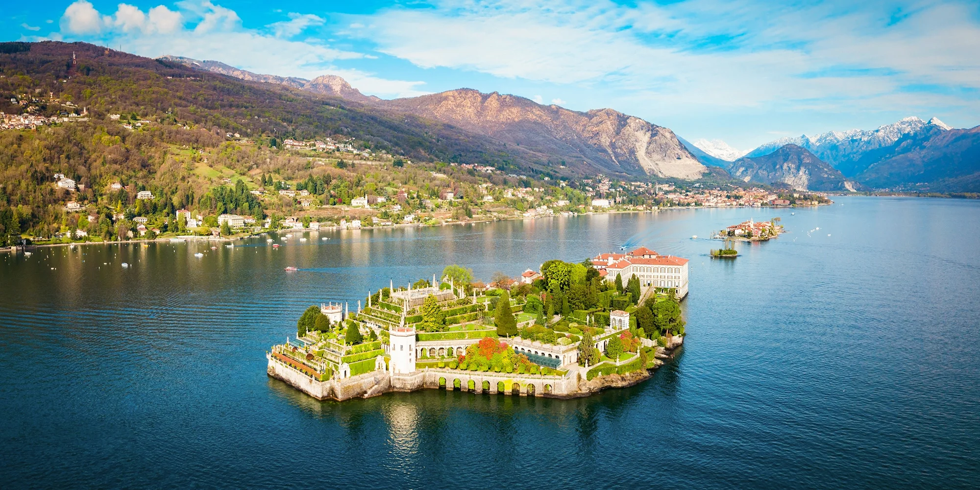 Borromejské ostrovy na jezeře Lago Maggiore obklopené alpskou krajinou.