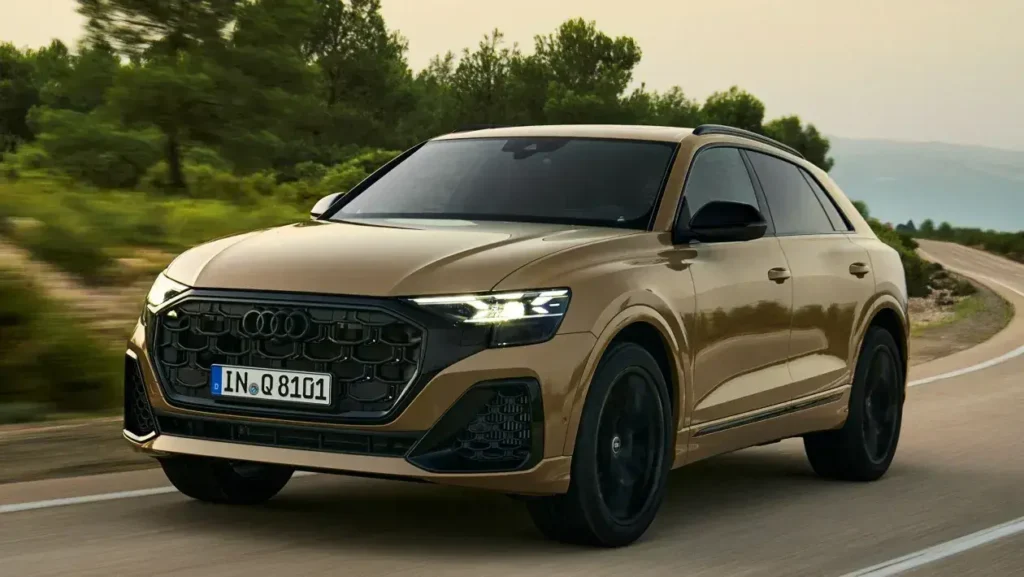 Audi Q8 facelift 2025 – luxusní SUV v zlatém provedení na horské silnici