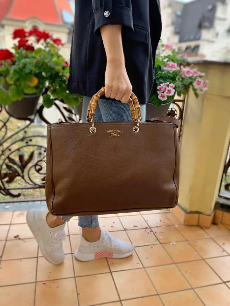 Hnědá kabelka Gucci Bamboo Shopper s ikonickým bambusovým uchem.