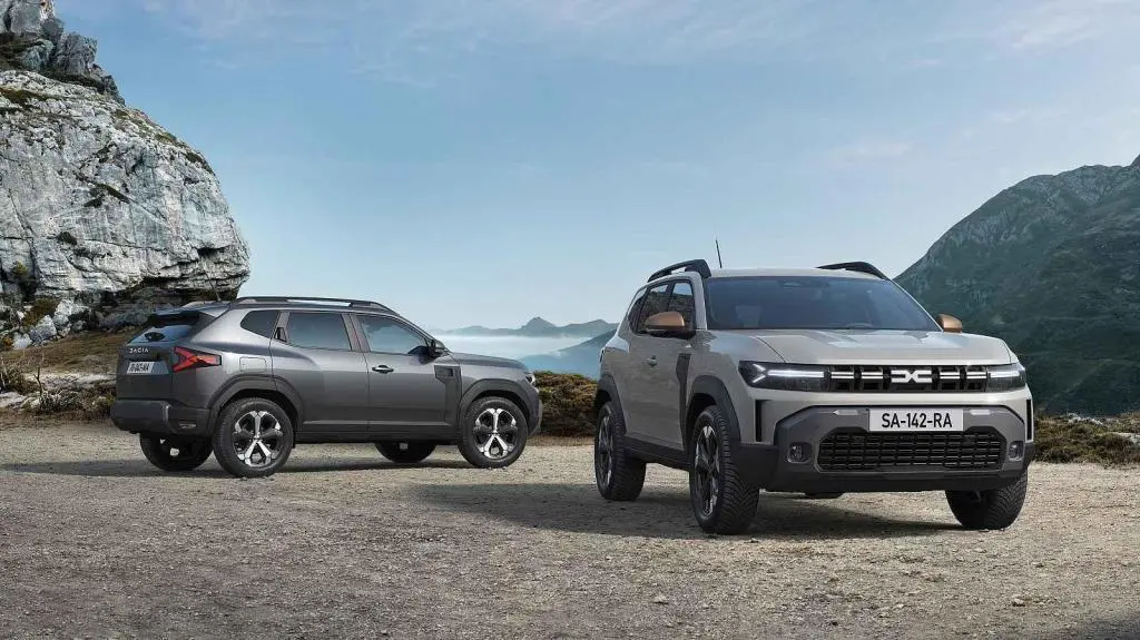 Dacia Duster 2024 ve dvojím provedení – detailní pohled na přední i zadní část vozu, zaparkovaná v horském prostředí.