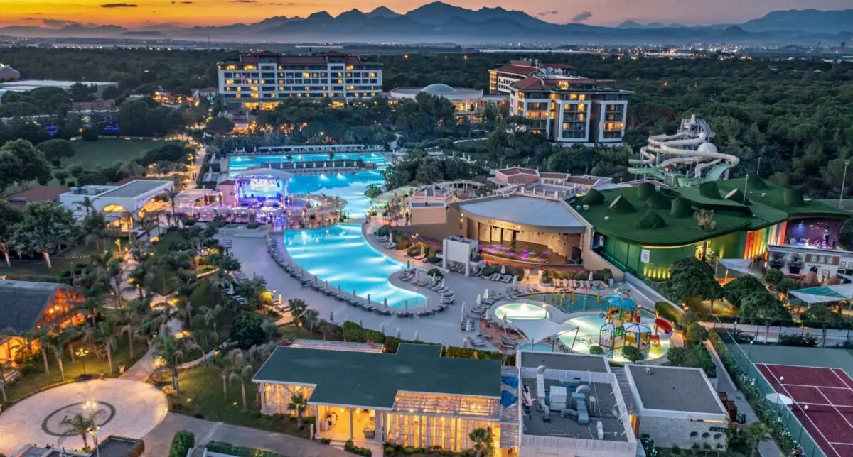 Ela Excellence Resort Belek (dříve Ela Quality Resort Belek) se nachází přímo na soukromé písečné pláži, několik kilometrů od centra města. Milovníkům vynikající kuchyně je k dispozici až 14 restaurací. Dospělí, kteří rádi tráví čas aktivně, si mohou zahrát tenis nebo fotbal. Milovníci relaxace si mohou užít širokou nabídku procedur v hotelových lázních. Jedná se o vysněnou destinaci pro luxusní rodinnou dovolenou. Zejména pro děti je zde připravena spousta aktivit, například oddělená recepce nebo aktivity v dětském světě Everland Kids World pro různé věkové skupiny. Pozitivní ohlasy návštěvníků potvrzuje i titul Volba roku na portálu TripAdvisor.