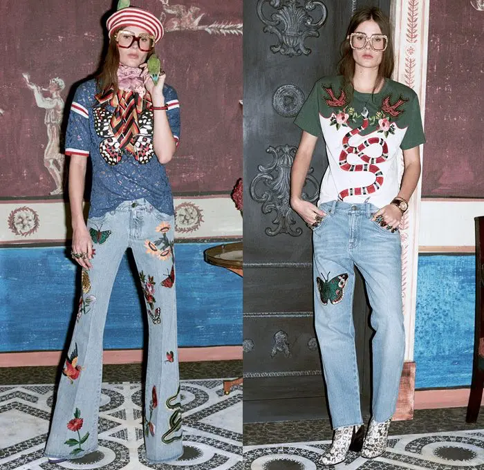 Modelky ve zdobených džínách Gucci Genius Jeans s výšivkami motýlů, hadů a květin, pózující v retro interiéru.