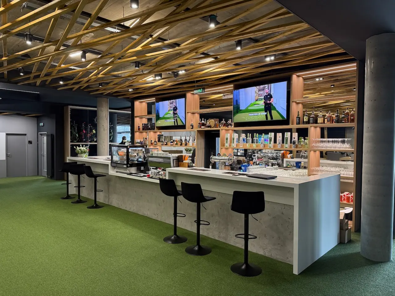 Stylový bar a restaurace v Golf Aréně Třinec s moderním designem a širokou nabídkou nápojů. Perfektní místo k relaxaci po tréninku.