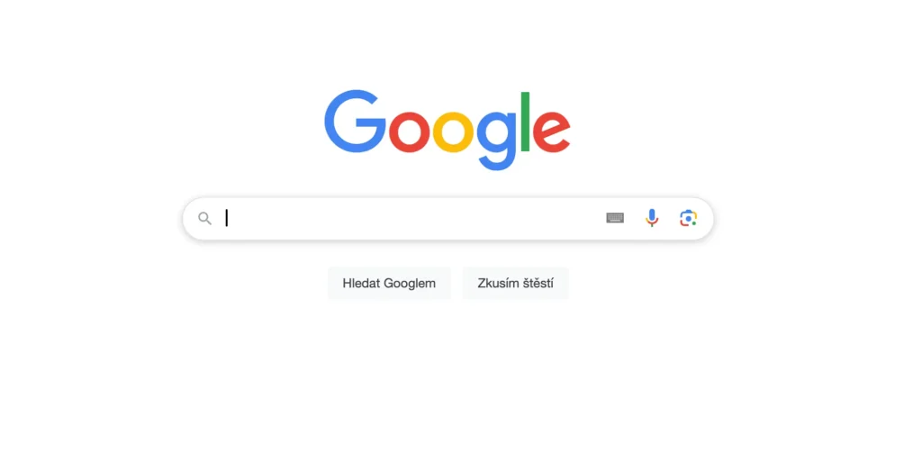 Hlavní stránka Google vyhledávače s vyhledávacím polem a tlačítky „Hledat Googlem“ a „Zkusím štěstí“.