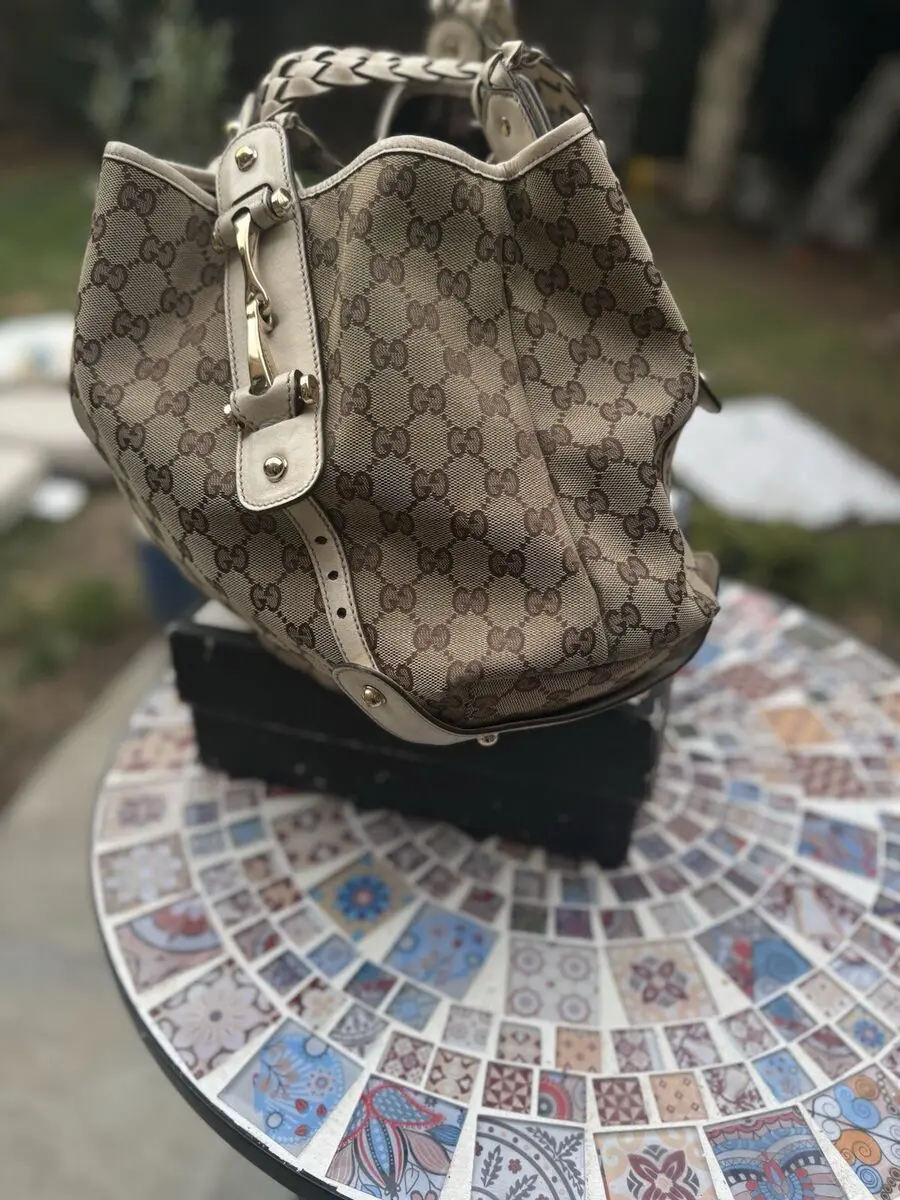 Elegantní kabelka Hobo Bag od Gucci s klasickým monogramem.