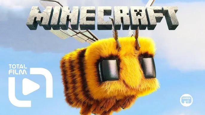 Obrázek z filmu Minecraft ukazuje velkou chlupatou včelu s realistickým vzhledem a kostkovaný nápis „Minecraft“ na modrém nebi. V levém dolním rohu je logo „Total Film“ a v pravém dolním rohu ikona s nápisem „Dabing“.