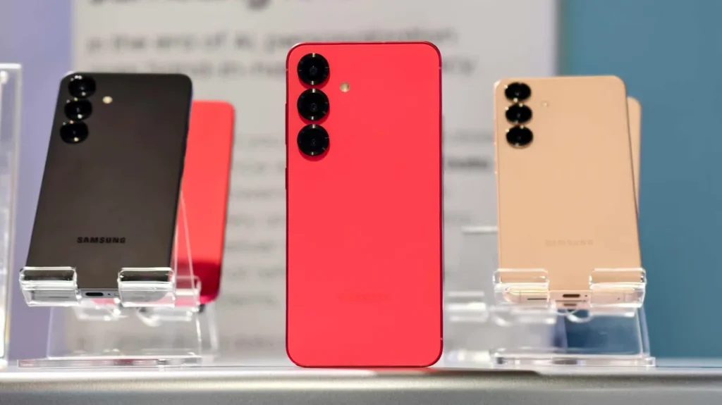 Samsung Galaxy řada S25 vystavená v různých barevných variantách, včetně červené, černé a zlaté, na prezentačním stojanu. Elegantní design s trojitým fotoaparátem na zadní straně.