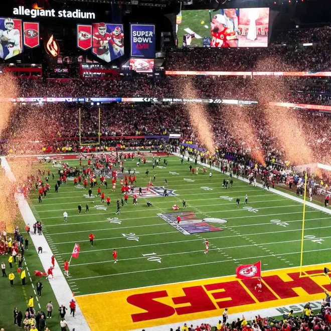 Oslavy na stadionu po skončení Super Bowlu s týmem Kansas City Chiefs, fanoušky a atmosférou plnou ohňostrojů v Allegiant Stadium.