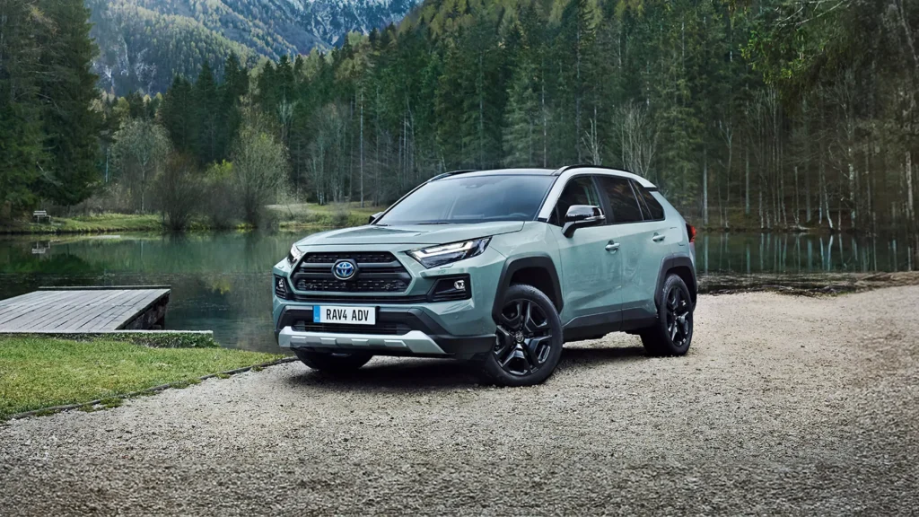 Toyota RAV4 Adventure zaparkovaná u jezera v horském prostředí