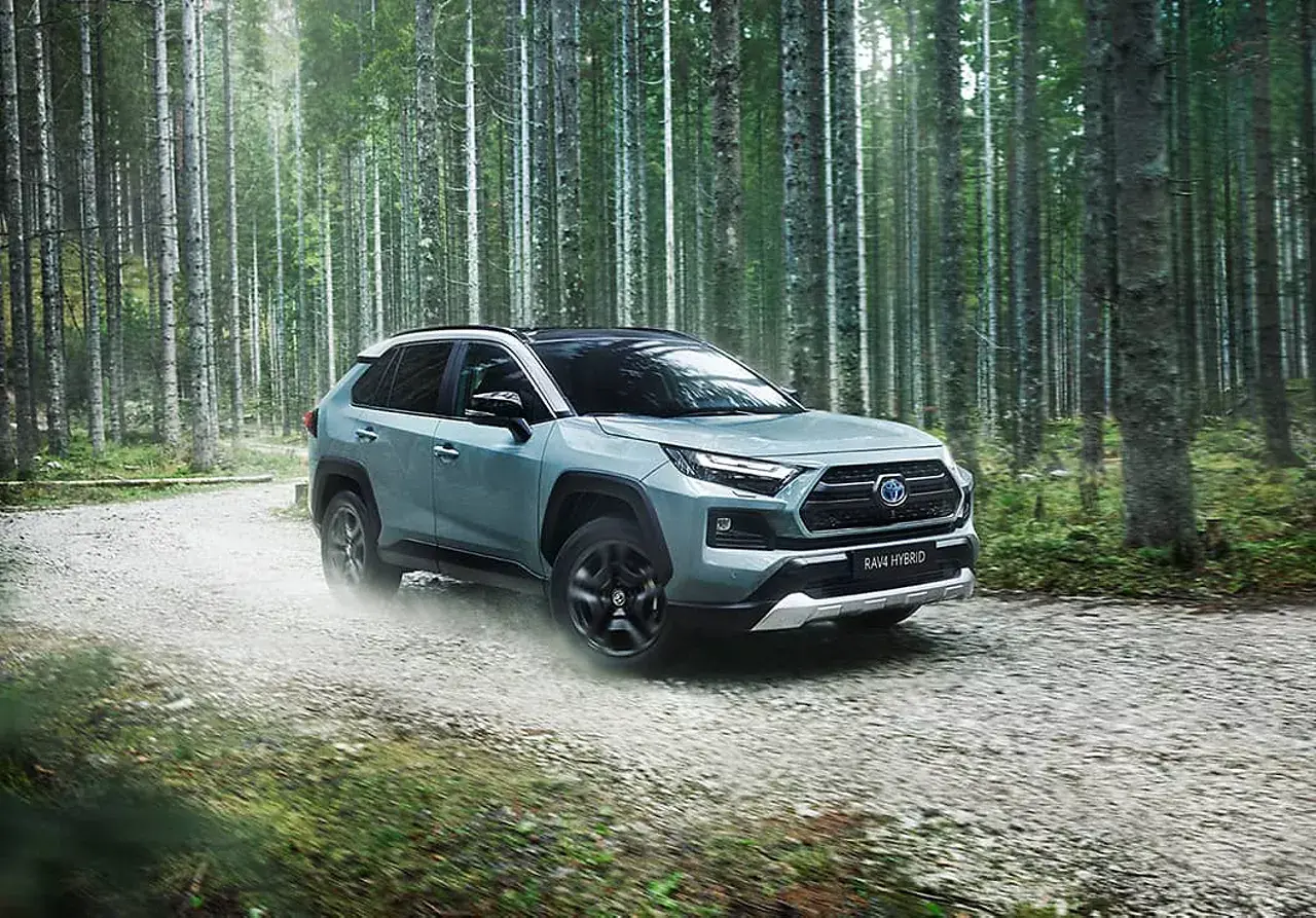 Toyota RAV4 Hybrid v pohybu na lesní cestě