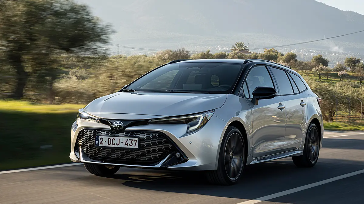 Stříbrná Toyota Corolla Combi na silnici s horskou krajinou v pozadí, moderní design a dynamický vzhled.