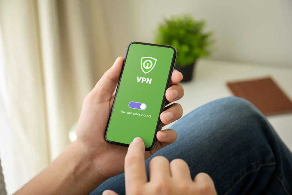 Uživatel aktivující VPN na smartphonu s Androidem pro bezpečné připojení k internetu.