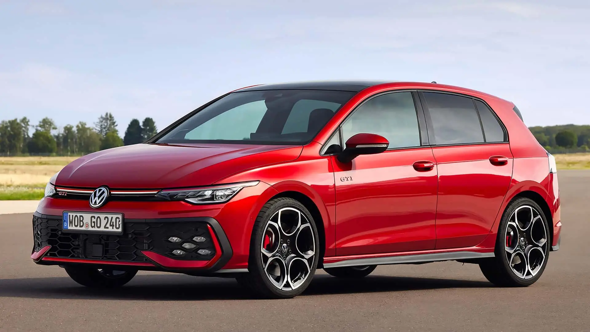 Červený Volkswagen Golf GTI VIII generace po faceliftu s typickými červenými detaily, sportovními koly a agresivním předním nárazníkem.