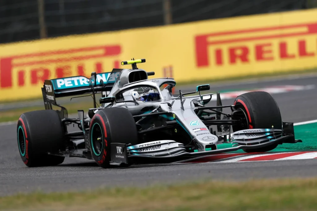 Mercedes-AMG Petronas F1 vůz na okruhu Suzuka během Velké ceny Japonska. Závodní monopost projíždí zatáčkou s pneumatikami Pirelli, v pozadí reklama Pirelli.