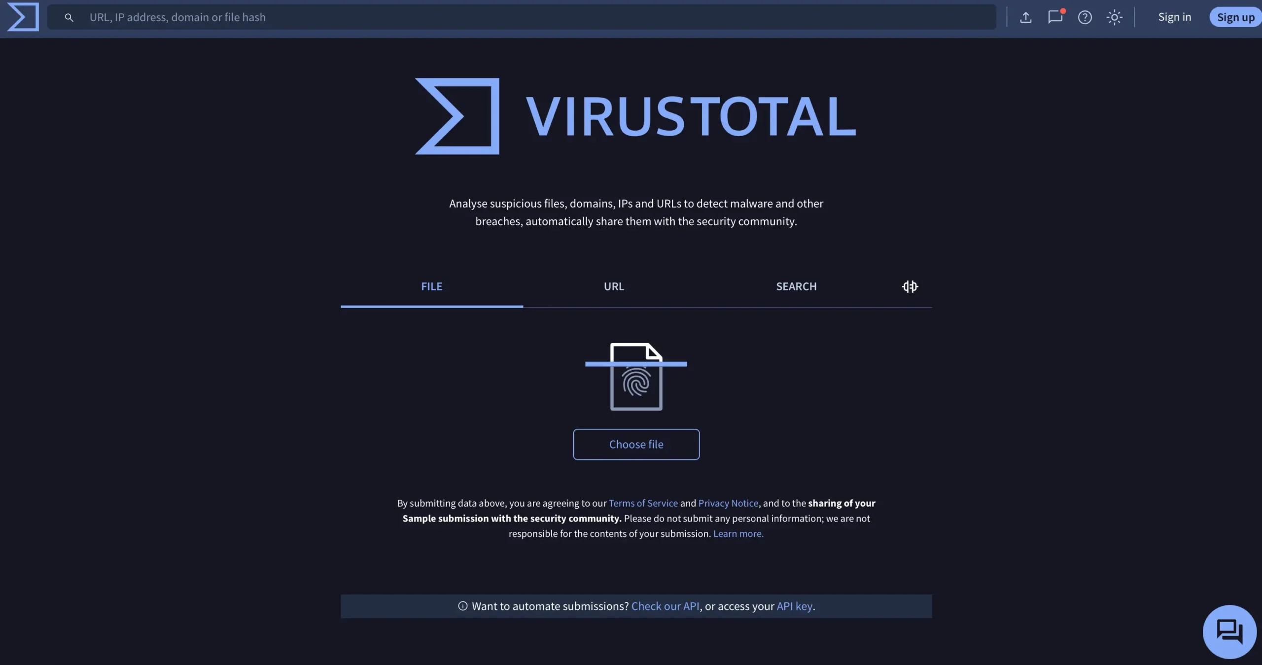 Snímek obrazovky webové stránky VirusTotal, která slouží k analýze podezřelých souborů, domén, IP adres a URL za účelem detekce malwaru a jiných bezpečnostních hrozeb. Stránka má tmavé pozadí a zobrazuje logo VirusTotal v modré barvě. Uživatelé mohou nahrát soubor k analýze pomocí tlačítka "Choose file". K dispozici jsou také možnosti analýzy URL a vyhledávání. V horní části je vyhledávací pole pro zadání URL, IP adresy, domény nebo hash souboru.