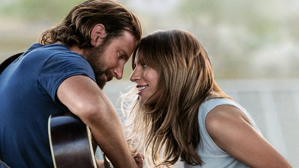 Bradley Cooper a Lady Gaga v roli Jacksona a Ally se romanticky dívají do očí, zatímco on drží kytaru. Dojemná scéna z filmu Zrodila se hvězda plná emocí a chemie mezi hlavními hrdiny.