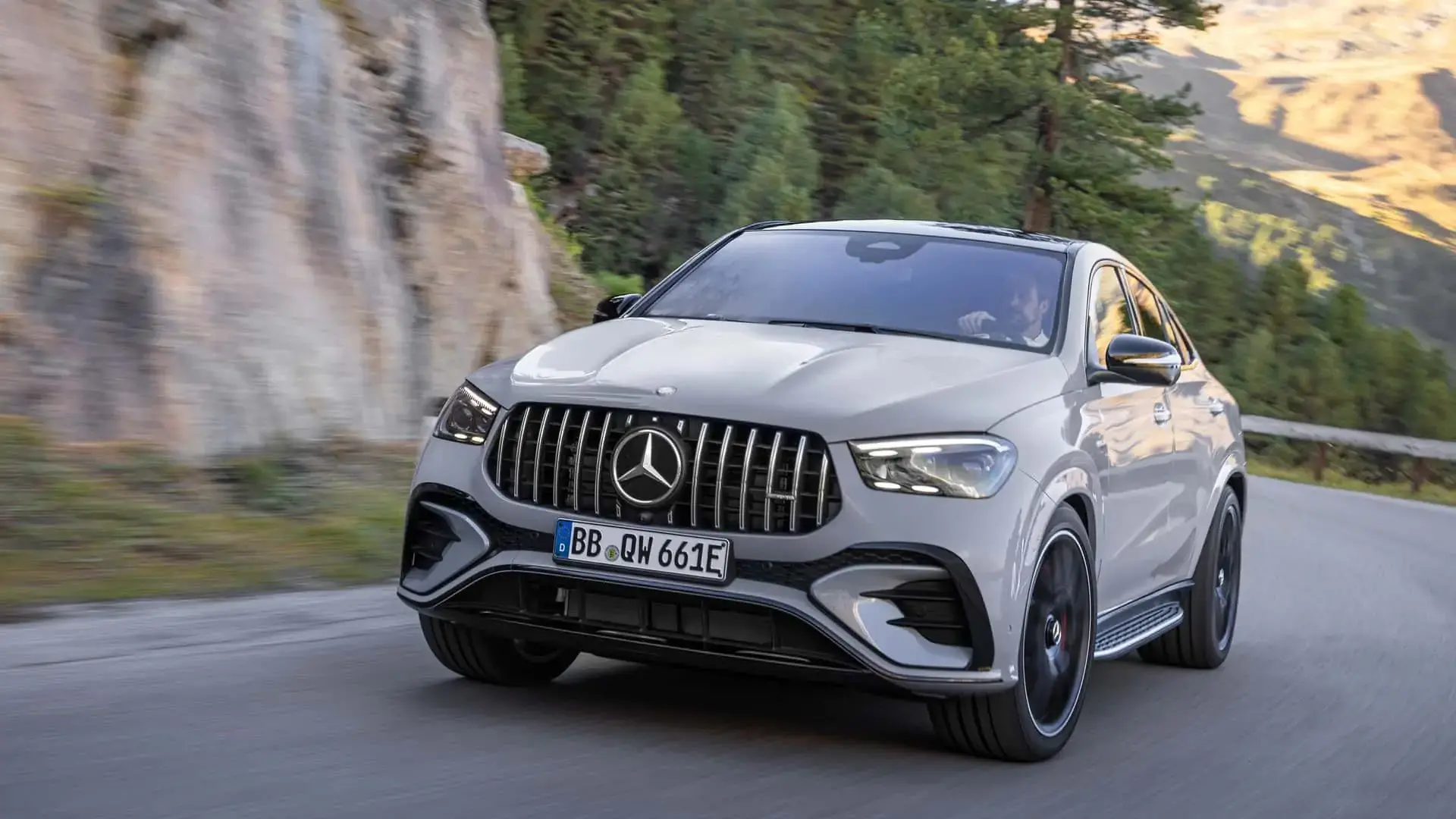 Luxusní SUV Mercedes-Benz GLE 2025 na horské silnici – elegantní design, dynamický výkon a špičkové technologie.