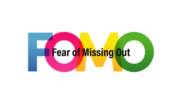 Barevný nápis „FOMO“ s textem „Fear of Missing Out“ uprostřed – vizuální znázornění pojmu FOMO, který označuje strach z promeškání zážitků nebo informací.