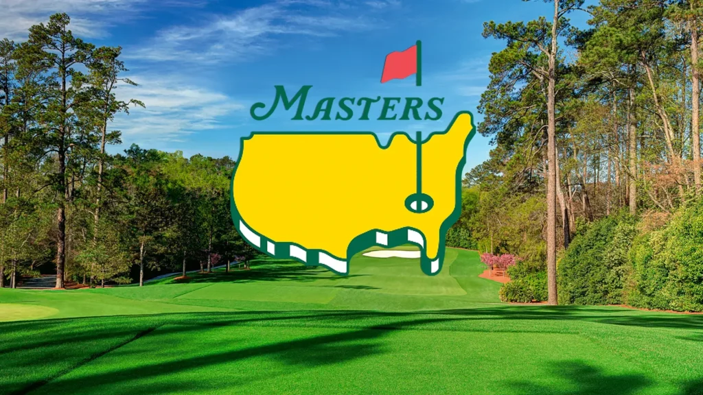 Logo turnaje Masters na pozadí golfového hřiště Augusta National s typickou zelení, stromy a modrou oblohou – ikonický pohled na dějiště Masters 2025.