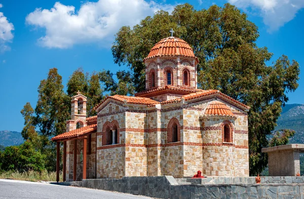 Klášter Megali Panagia na ostrově Samos v Řecku – pravoslavný klášter z 16. století s tradiční byzantskou architekturou, obklopený krásnou přírodou.