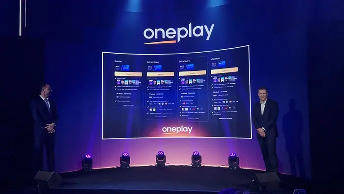 Oficiální představení nové streamovací platformy OnePlay, která nahrazuje služby Voyo a O2 TV. Na pódiu stojí dva zástupci společnosti před velkou obrazovkou s nabídkou tarifů.