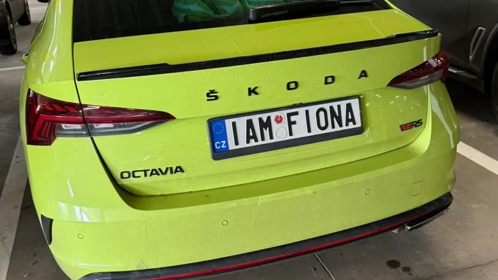 Personalizovaná SPZ „I AM FIONA“ na zelené Škodě Octavia RS zaparkované v garáži.