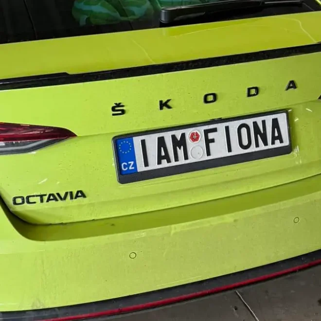 Personalizovaná SPZ „I AM FIONA“ na zelené Škodě Octavia RS zaparkované v garáži.