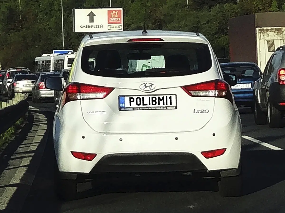 Unikátní SPZ „POLIBM1“ na bílém voze Hyundai ix20 v koloně na české dálnici.