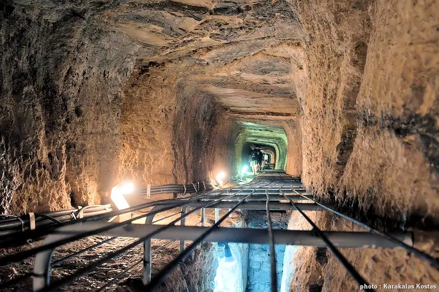 Tunel Eupalinos na ostrově Samos v Řecku – starověký akvadukt z 6. století př. n. l., považovaný za inženýrský zázrak antického Řecka.